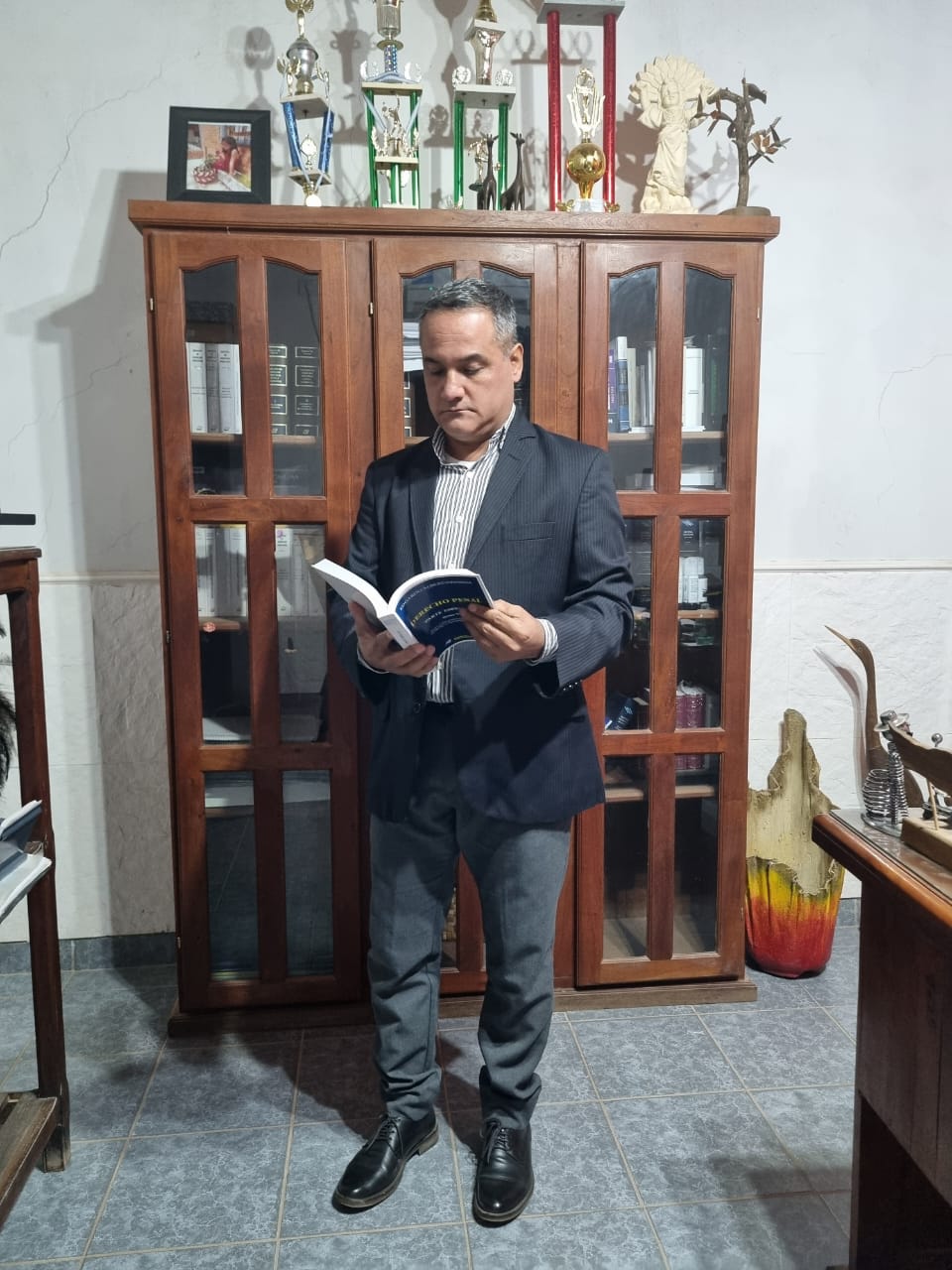 Dr. Carlos Yulán consultando bibliografía en su estudio